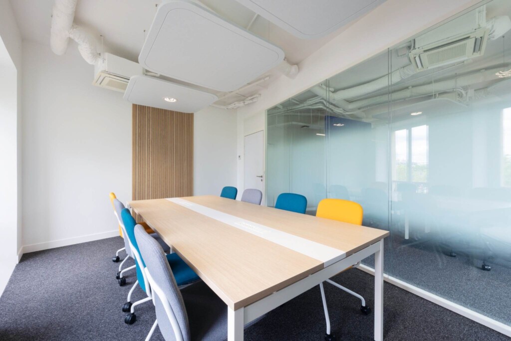 Aménagement des espaces de travail CCFA par Ronnsquare