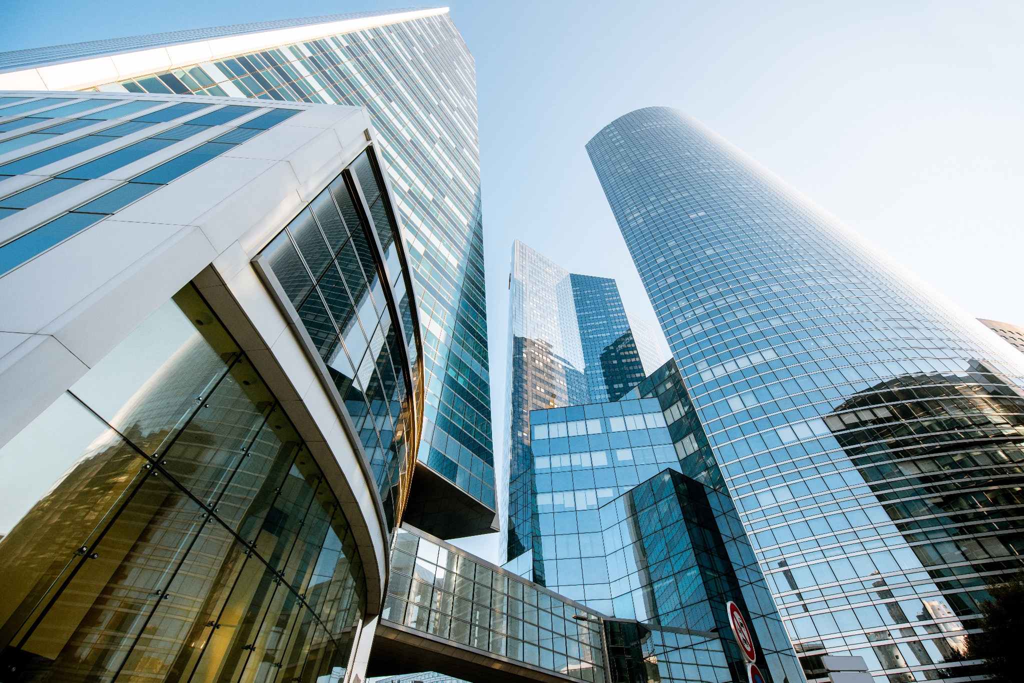 Tours de bureaux vitrées vues en contre-plongée