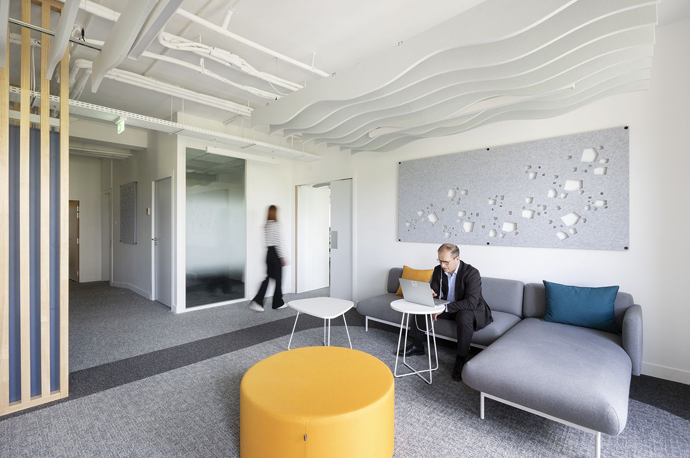 Espace détente avec canapé et baffles acoustiques au plafond